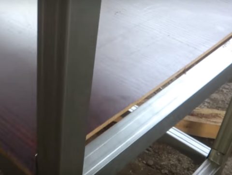 Материал для полок режется по размеру