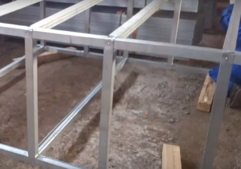 Собирать стеллаж лучше на боку