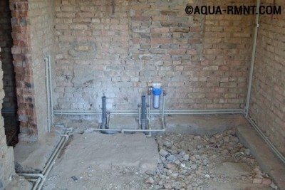 В частном доме при использовании коллекторной схемы водопроводные трубы можно спрятать даже под стяжку В частном доме при использовании коллекторной схемы водопроводные трубы можно спрятать даже под стяжку