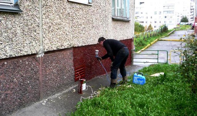 Для окрашивания цоколя применяется особо устойчивая краска