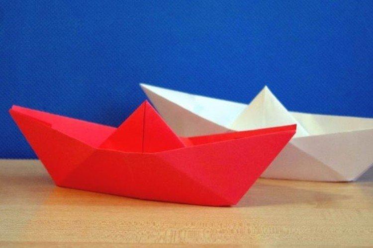ΠΠ»Π°ΡΡΠΈΡΠ΅ΡΠΊΠΈΠΉ Π±ΡΠΌΠ°ΠΆΠ½ΡΠΉ ΠΊΠΎΡΠ°Π±Π»ΠΈΠΊ ΡΠ²ΠΎΠΈΠΌΠΈ ΡΡΠΊΠ°ΠΌΠΈ