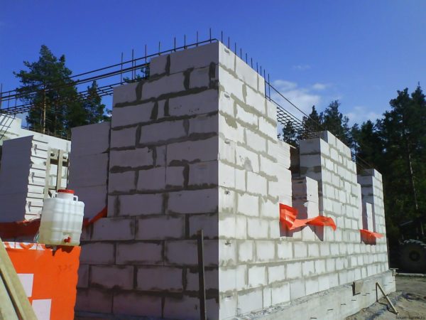 Строительство стен из газобетона требует строгого соблюдения технологии Строительство стен из газобетона требует строгого соблюдения технологии