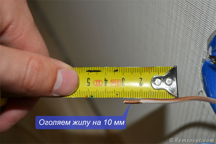 Снимаем изоляцию жилы кабеля Снимаем изоляцию жилы кабеля