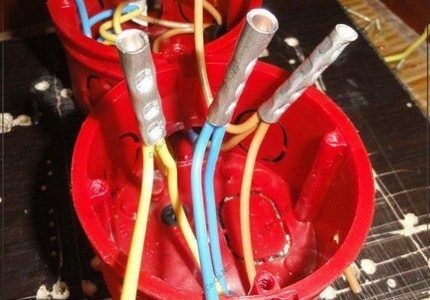 Способ соединения проводов в пластиковом стакане Опрессовка концов с металлической гильзой