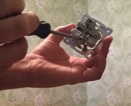 Один из механизмов розетки для подключения двойного устройства Механизм двойной розетки