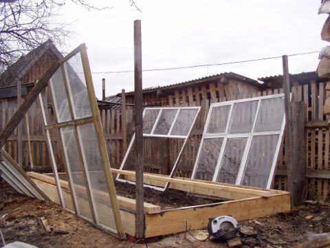 На фото – прикрепленные к основанию стойки