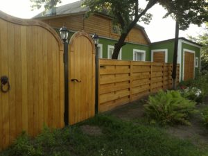 Как сделать деревянный забор своими руками